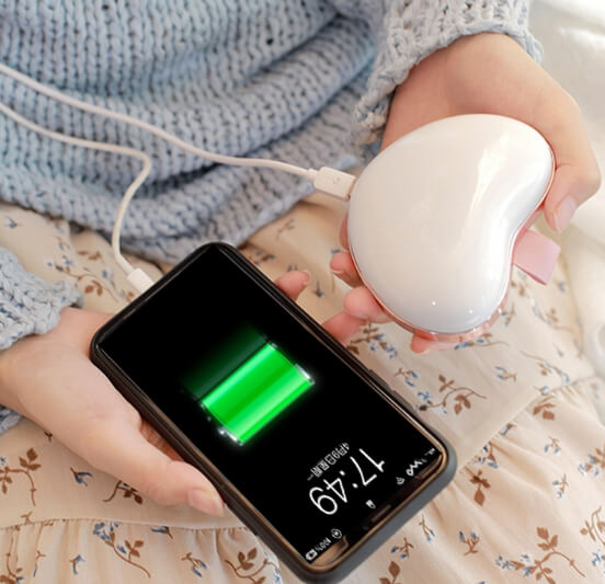 Встроеный PowerBank, заряжает любые гаджеты